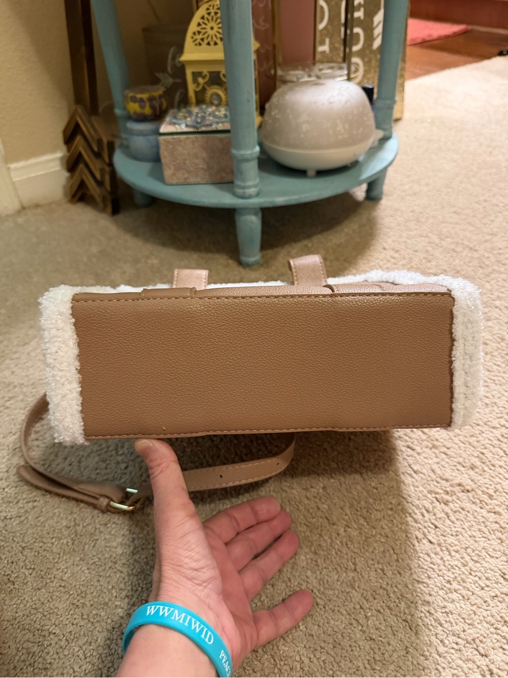 Marc Jacobs Tan Tote with White Faux-Shearling Trim - Picture 4 of 6